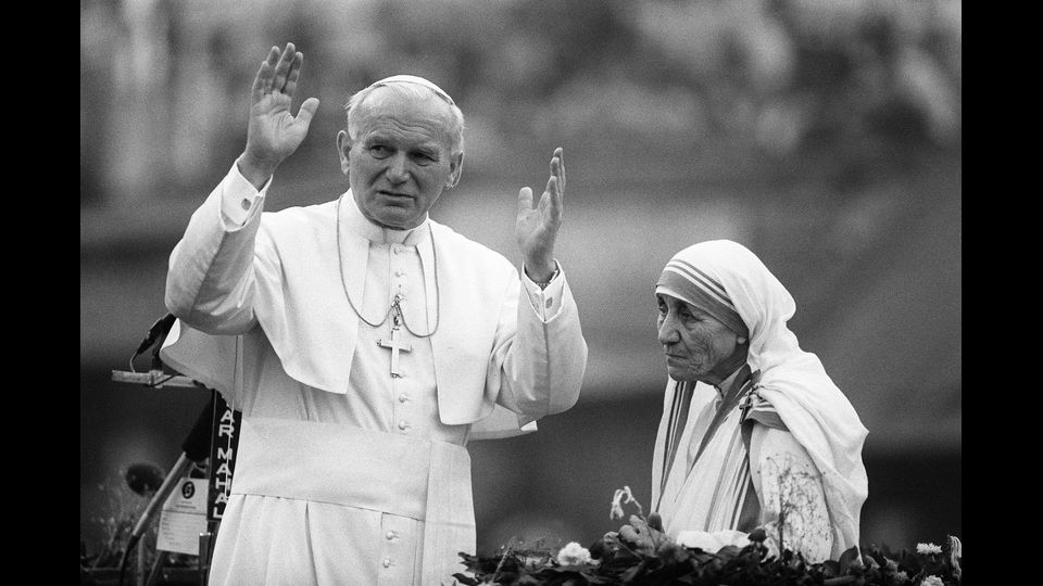Madre Teresa di Calcutta con Giovanni Paolo II  (Afp)&nbsp;