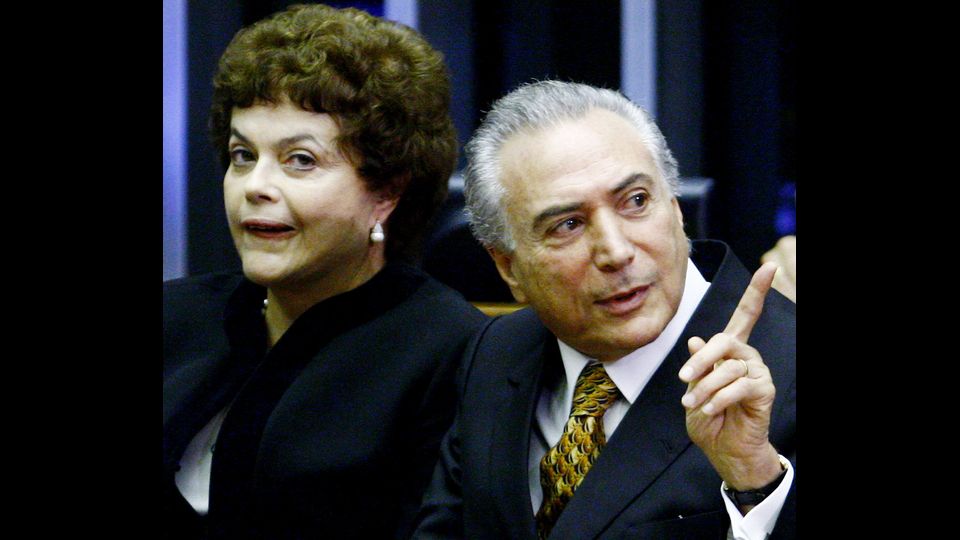 &nbsp;Il primo ministro del Brasile, Dilma Rousseff (L) e il Presidente della Camera dei Deputati, Michel Temer, alla cerimonia che segna l'inizio dei lavori del Congresso brasiliano nel 2010, a Brasilia&nbsp;