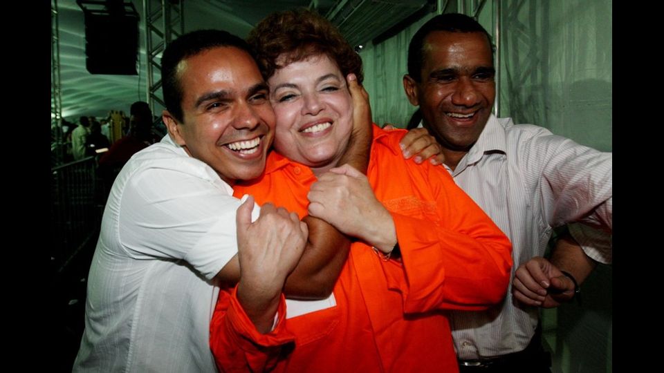 Dilma Rousseff candidata alla presidenza del Brasile per le elesioni del 2010, viene accolta dai suoi sostenitori durante la cerimonia di apertura di un&nbsp;gasdotto in Itabuna, Bahia, Brasile nord-orientale 26 Marzo 2010