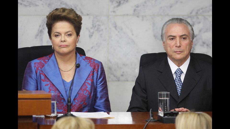 Dilma Rousseff e Michel Temer, durante la cerimonia di consegna dei loro certificati di ufficio, presso il Tribunale Supremo Elettorale, a Brasilia, il centro-occidentale del Brasile, il 17 dicembre 2010&nbsp;