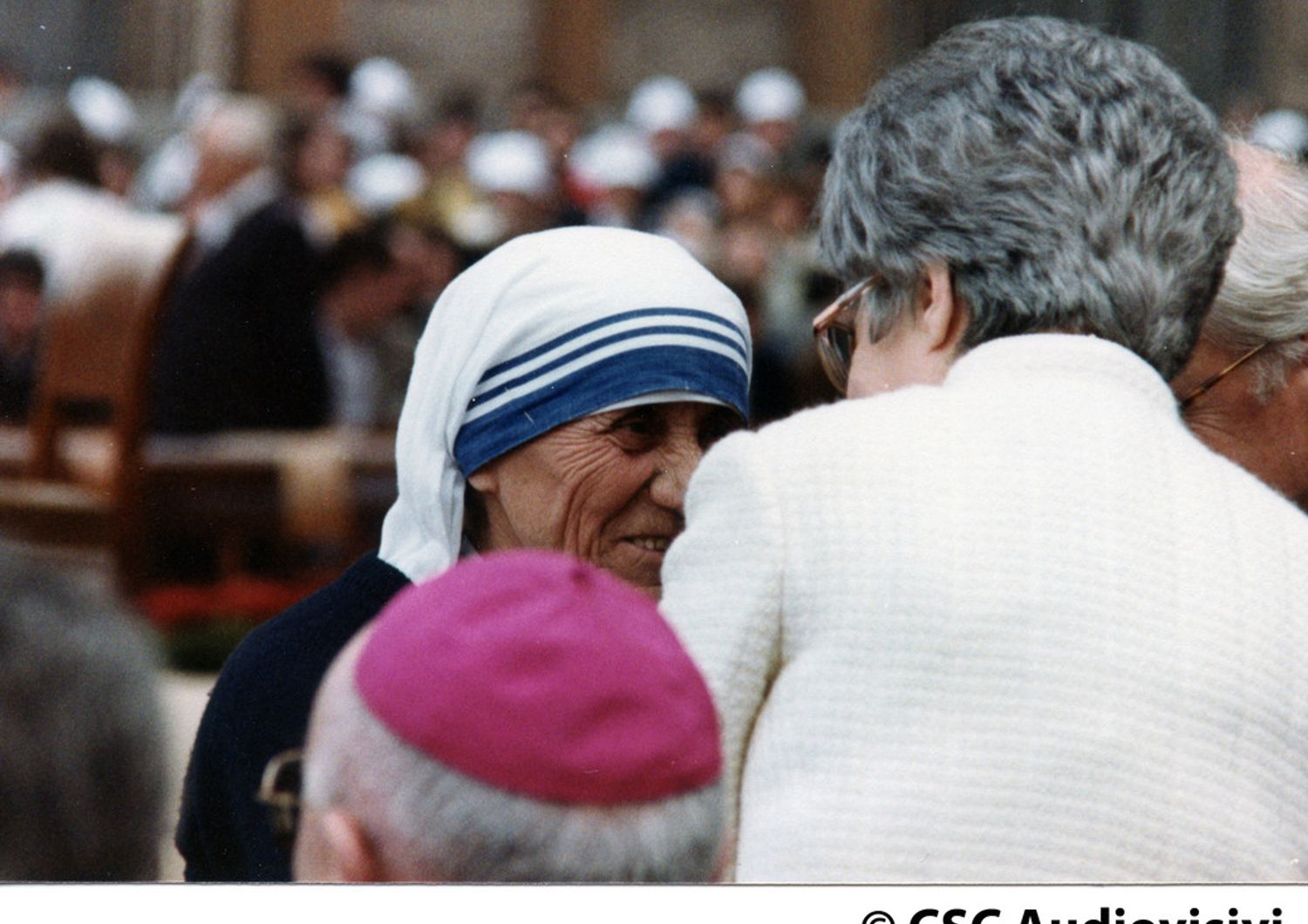 L'incontro fra Maria Teresa e Chiara Lubich al Giubileo dei Giovani a Roma nel 1984 &nbsp;&copy; CSC Audiovisivi&nbsp;