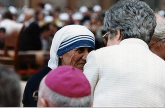 L'incontro fra Maria Teresa e Chiara Lubich al Giubileo dei Giovani a Roma nel 1984 &nbsp;&copy; CSC Audiovisivi&nbsp;