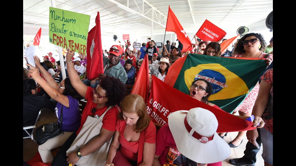 I sostenitori di Dilma Rousseff, Brasilia il 31 agosto 2016. La Rousseff &egrave; accusata di buchi nel bilancio e di prendere prestiti statali illegali mascherando i problemi del paese mentre scivolava nella pi&ugrave; profonda recessione degli ultimi decenni&nbsp;