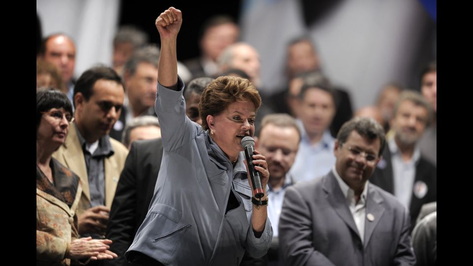 &nbsp;Dilma Rousseff durante una manifestazione al quartiere di Jardim Rochdale, a Osasco, periferia occidentale di San Paolo, in Brasile, il 20 agosto, le elezioni generali 2010