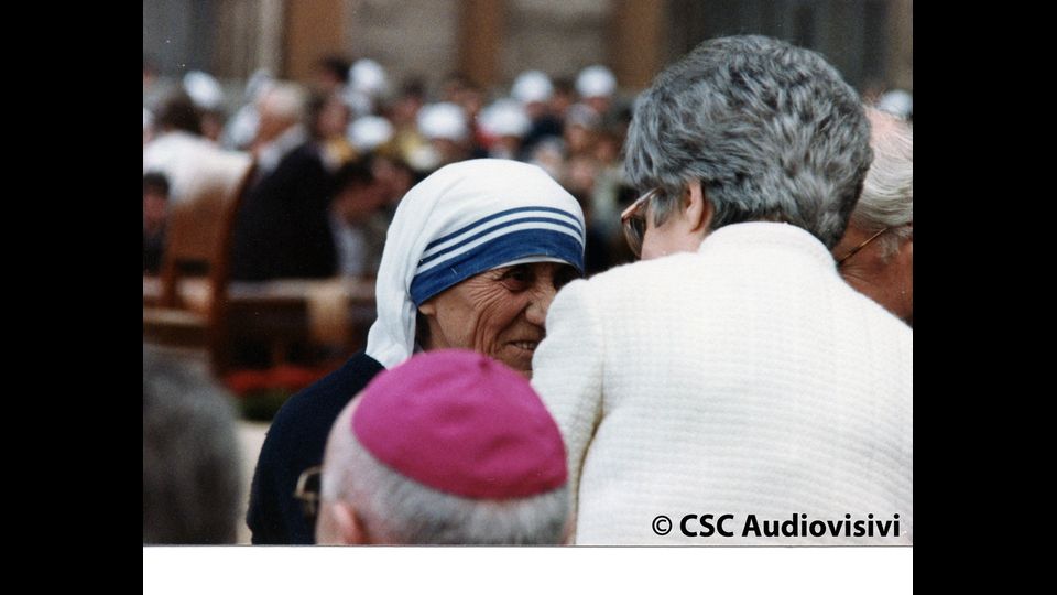 L'incontro fra Maria Teresa e Chiara Lubich al Giubileo dei Giovani a Roma nel 1984 &nbsp;&copy; CSC Audiovisivi&nbsp;