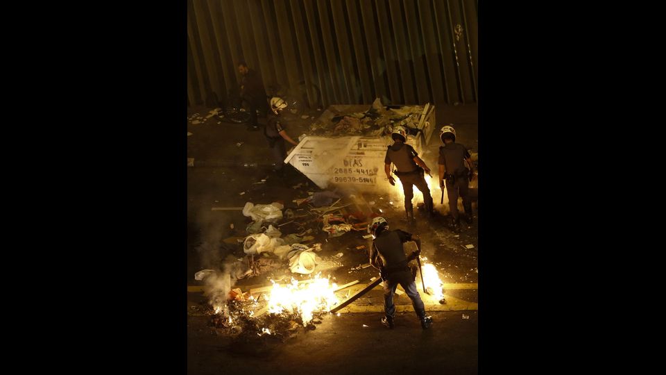 La polizia antisommossa si scontra con i sostenitori di Dilma Rousseff dopo l'impeachment e protestano contro il nuovo presidente brasiliano Michel Temer, a San Paolo, Brasile il 1 settembre 2016 &nbsp;