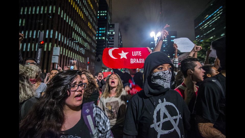 I sostenitori di Dilma Rousseff dopo l'impeachment e protestano contro il nuovo presidente brasiliano Michel Temer&nbsp;