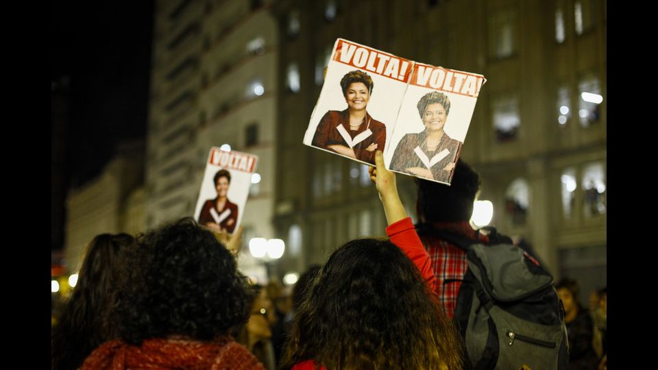 &nbsp;I sostenitori di Dilma Rousseff dopo l'impeachment e protestano contro il nuovo presidente brasiliano Michel Temer&nbsp;
