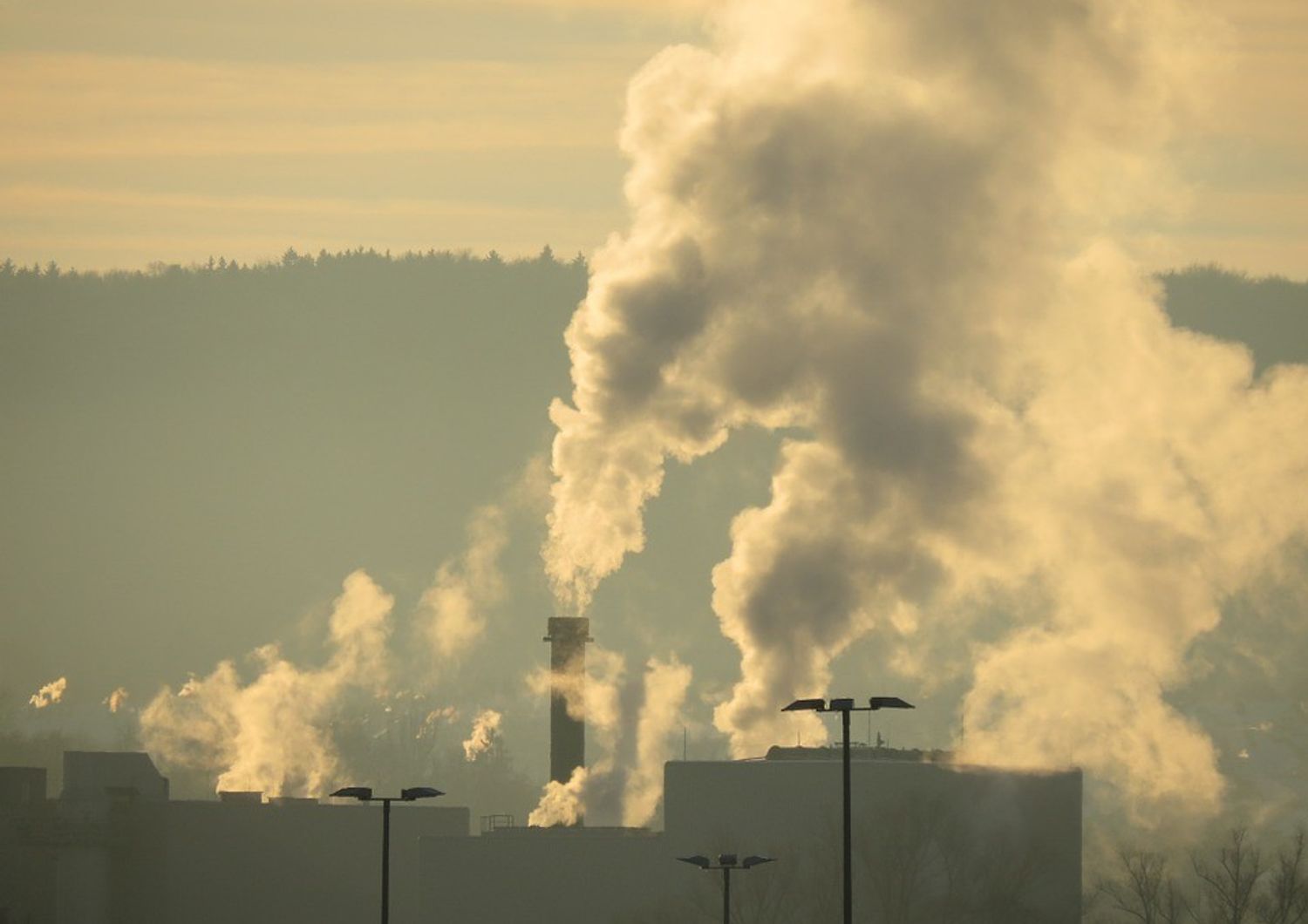 &nbsp; Industrie fumo smog ciminiere inquinamento gas serra