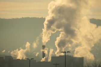 &nbsp; Industrie fumo smog ciminiere inquinamento gas serra