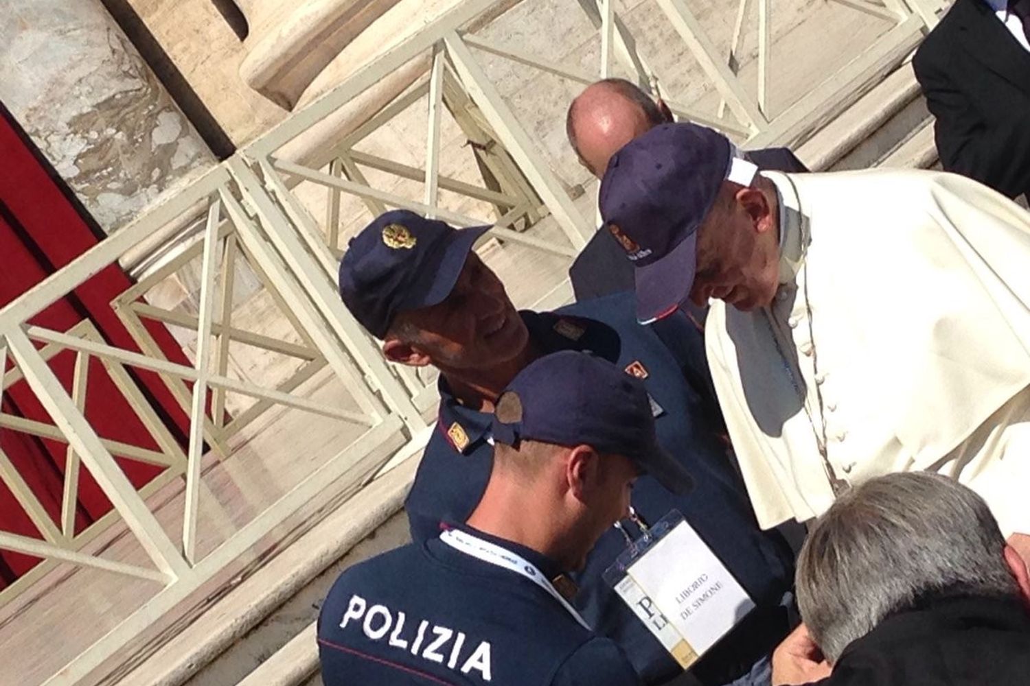 &nbsp;Papa indossa cappello Polizia (Foto twitter)