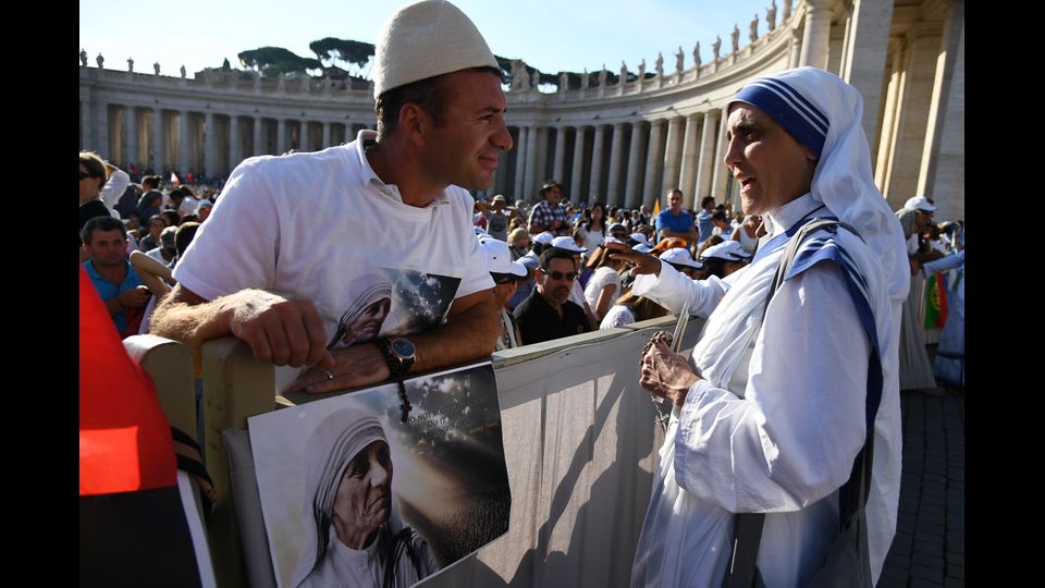 &nbsp; Madre Teresa &egrave; santa: Papa, &quot;Mise potenti davanti a loro colpe&quot;