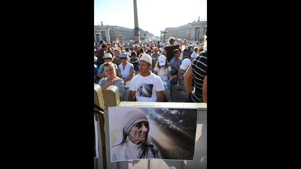 &nbsp;Madre Teresa &egrave; santa: Papa, &quot;Lo merita&quot;