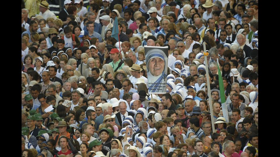 &nbsp;Madre Teresa &egrave; santa: Papa, &quot;Lo merita&quot;