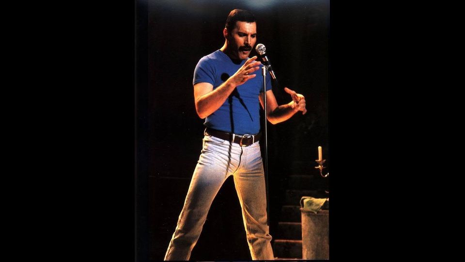 &nbsp;Dall'infanzia a Zanzibar ai trionfi e gli eccessi sul palco, le due vite di Freddie Mercury