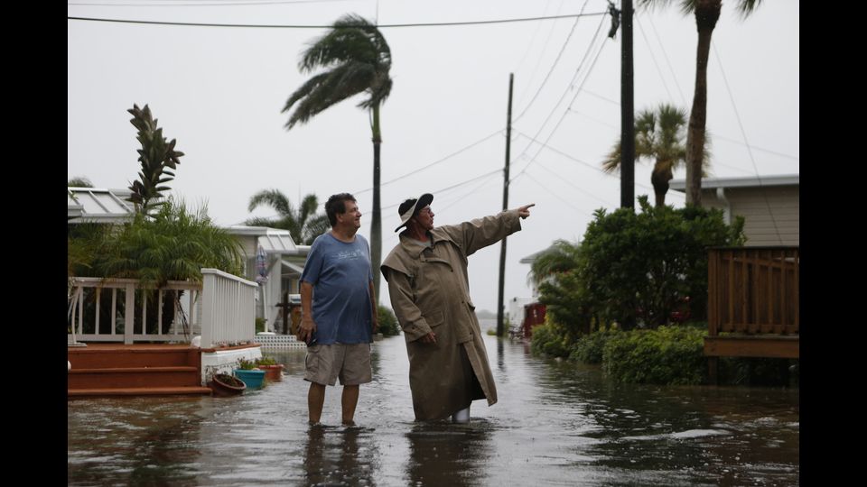 Allerta anche sulla costa orientale degli Stati Uniti dove la tempesta Hermine ha ucciso due persone in Florida e sta risalendo verso nord, guastando molti piani di vacanze per il lungo weekend che culmina nel Labor Day (Afp)