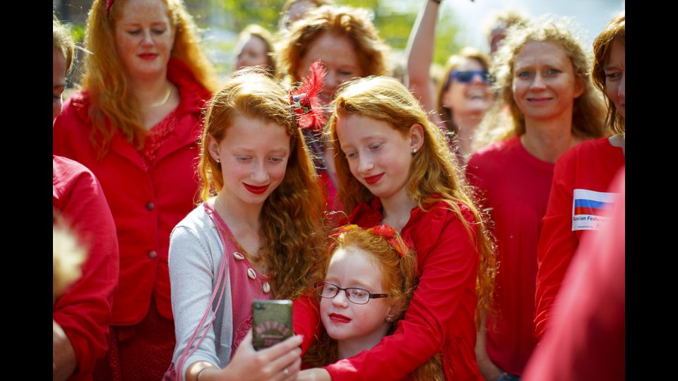 Ogni anno nella cittadina di Breda si celebra il RedHead Festival, centinaia di persone con i capelli rossi, provenienti da pi&ugrave; di 80 paesi, si riuniscono per tre giorni per festeggiare i loro geni particolari (Agf)