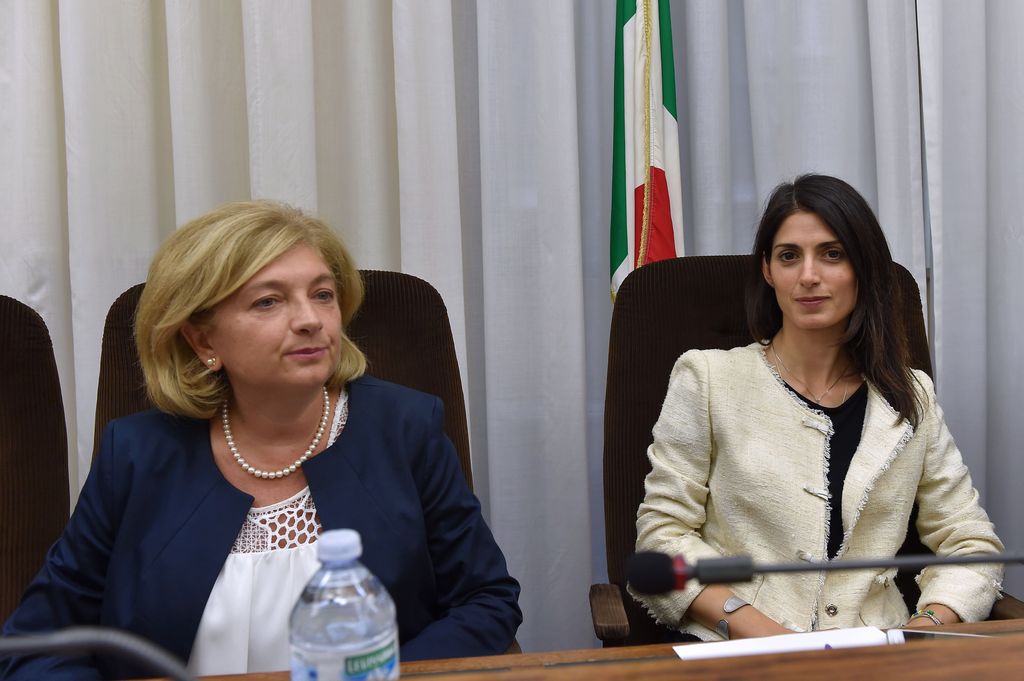 Ex assessore Paola Muraro e Virginia Raggi