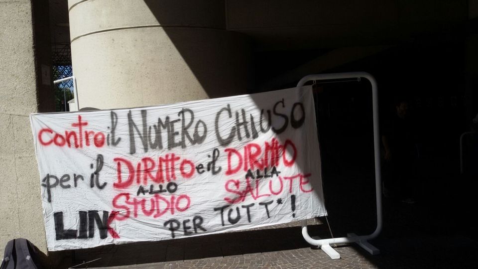 Studenti universitari protestano contro il 'numero chiuso' a Bologna