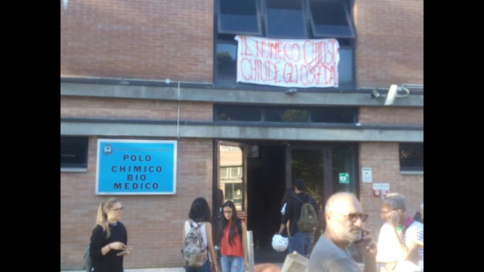 Studenti universitari protestano contro il 'numero chiuso' a Ferrara