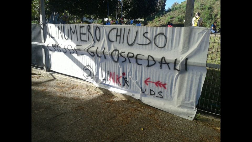 Studenti universitari protestano contro il 'numero chiuso' a Napoli