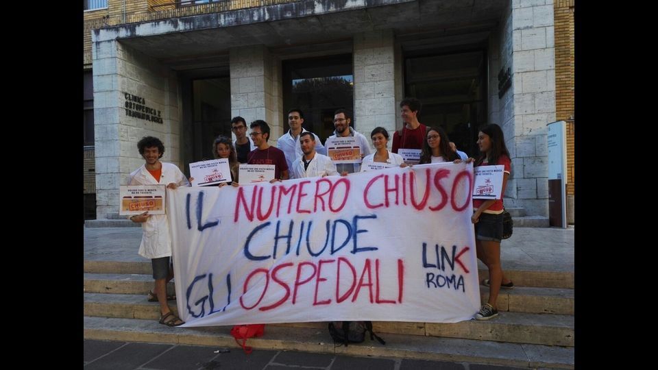 Studenti universitari protestano contro il 'numero chiuso' a Roma