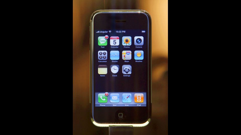 Schermo da 3,5 pollici touch screen, cinque interruttori fisici per volume, accensione, silenzioso e il tasto Home. Il retro &egrave; in alluminio con una base plastica per la trasmissione Wi-Fi.