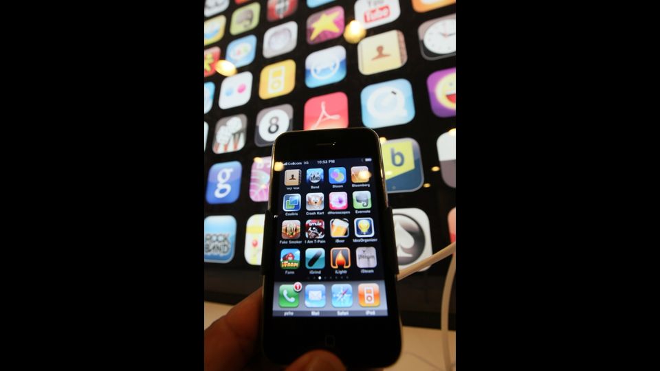 &nbsp;Un anno dopo &egrave; la volta dell'iPhone 3GS. Aumenta la velocit&agrave; della CPU rispetto al 3G e viene integrata una fotocamera da 3.2 megapixel che permette di registrare anche video