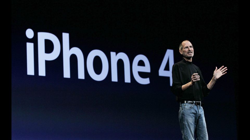 Il 7 giugno 2010 viene lanciato l'iPhone 4. E' il primo degli iPhone che include un display retina e due fotocamere digitali. Il primo a poter gestire una connessione Wi-Fi. In tre giorni Apple ne vende 1,7 milioni.&nbsp;