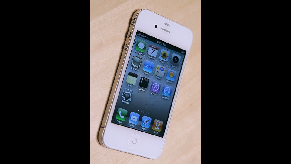 E' il primo con un design completamente nuovo rispetto al primo iPhone. La cornice in acciaio intorno funziona da antenna e lo strato piu' esterno diventa di vetro alluminio silicato. Con lui debutta il sistema operativo Apple iOS. Il 4 ottobre 2011 arriva il 4S, il primo ad avere la disponibilita' dell'assistente vocale Siri.