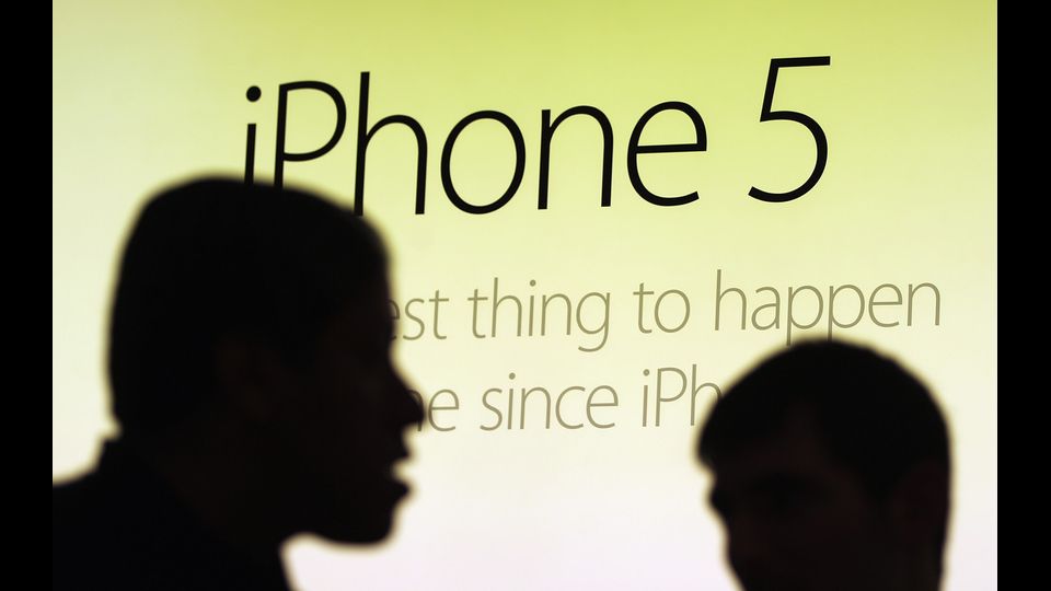 Il 12 settembre 2012 &egrave; il turno dell'iPhone 5. Lo schermo diventa di 4 pollici. Il design viene ancora migliorato e diventa pi&ugrave; leggero e pi&ugrave; sottile. Monta un processore Apple A6 che duplica le prestazioni rispetto alla versione precedente.&nbsp;