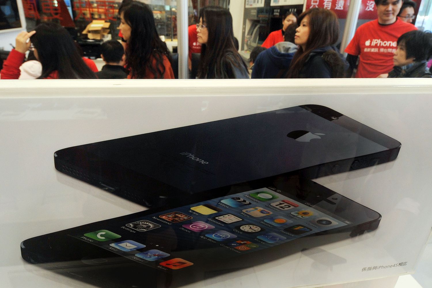 E' il primo iPhone che supporta la tecnologia 4G per la navigazione. Un anno dopo arrivano il 5S e il 5C. Viene introdotta la tecnologia Touch ID (riconoscimento delle impronte digitali). Per la prima volta al mondo viene utilizzato un processore da 64 bit per uno smartphone