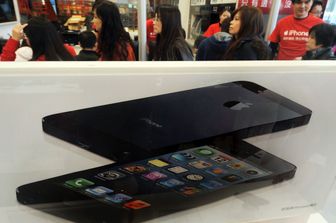 E' il primo iPhone che supporta la tecnologia 4G per la navigazione. Un anno dopo arrivano il 5S e il 5C. Viene introdotta la tecnologia Touch ID (riconoscimento delle impronte digitali). Per la prima volta al mondo viene utilizzato un processore da 64 bit per uno smartphone