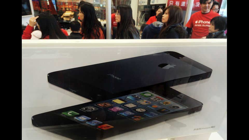 E' il primo iPhone che supporta la tecnologia 4G per la navigazione. Un anno dopo arrivano il 5S e il 5C. Viene introdotta la tecnologia Touch ID (riconoscimento delle impronte digitali). Per la prima volta al mondo viene utilizzato un processore da 64 bit per uno smartphone