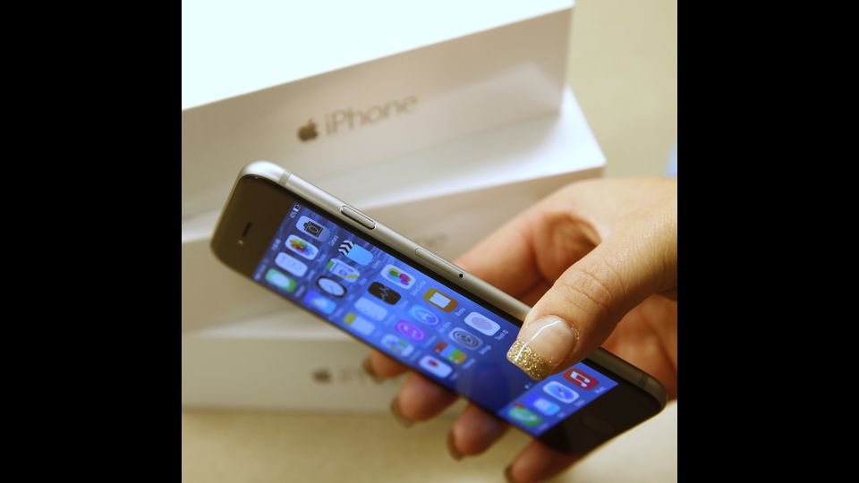 Lo schermo del 6 &egrave; uguale al precedente (4,7 pollici), ma quello del Plus raggiunge i 5,5 pollici. Con un nuovo processore dual core le prestazioni vengono migliorate del 70% e diminuiscono i consumi.&nbsp;