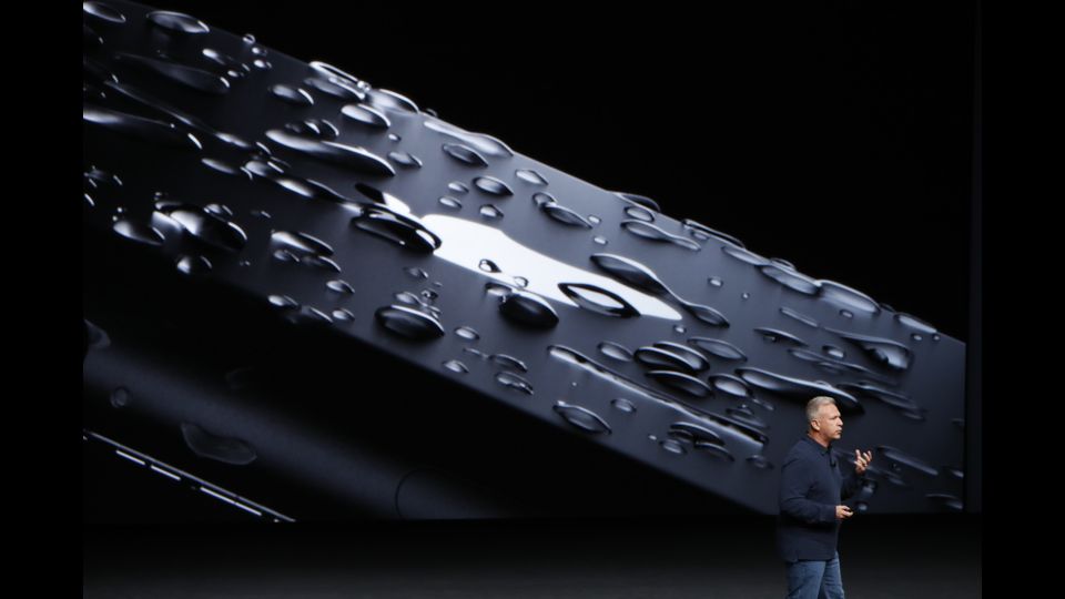 &nbsp;Il nuovo iPhone 7 resistente all'acqua (foto Afp)