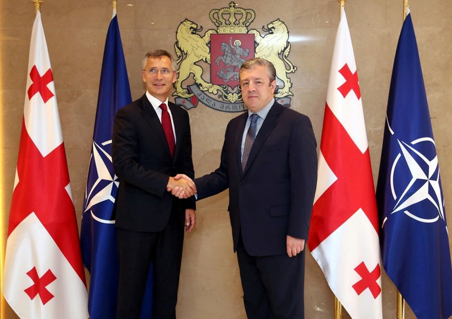 segretario generale Nato Jens Stoltenberg e premier Georgia Giorgi Kvirikashvili (Afp)