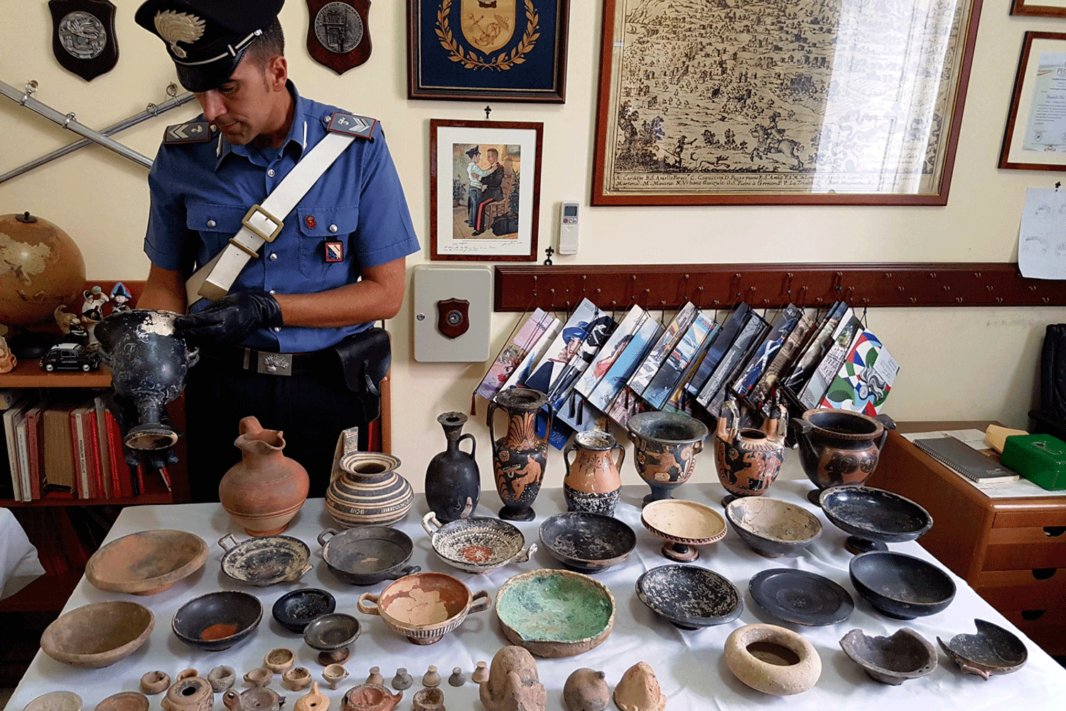 reperti archeologici i vasetti di vario tipo (foto da lil)&nbsp;