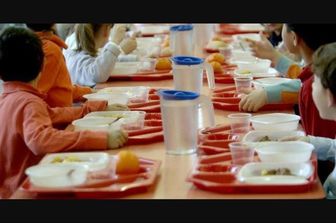 &quot;Diamo da mangiare ai bambini se vogliamo evitare che lascino la scuola&quot;