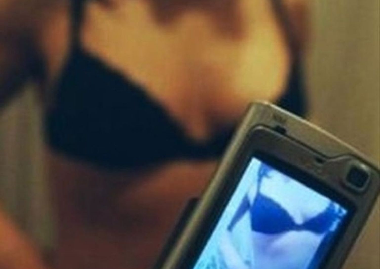 &nbsp;sesso pornografia video spinto telefonino smartphone hot (foto da mediamanager)