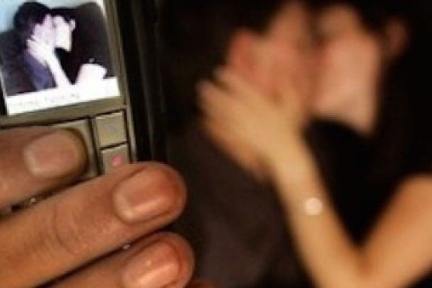 &nbsp; sesso pornografia video spinto telefonino smartphone hot (foto da mediamanager)