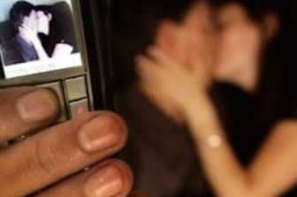 &nbsp; sesso pornografia video spinto telefonino smartphone hot (foto da mediamanager)