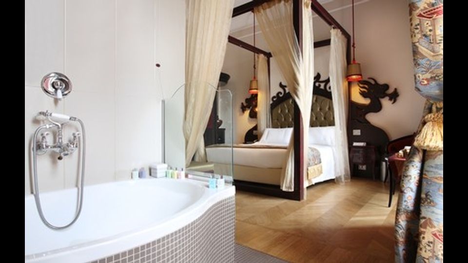 &nbsp;Chaiteau Monfort - Da non perdere:&nbsp;Wine Bar La Cella di Bacco, Mezzanotte Lounge Bar, Spa Amore e Psiche, atmosfere da Madama Butterfly, decorazioni Art Nouveau.