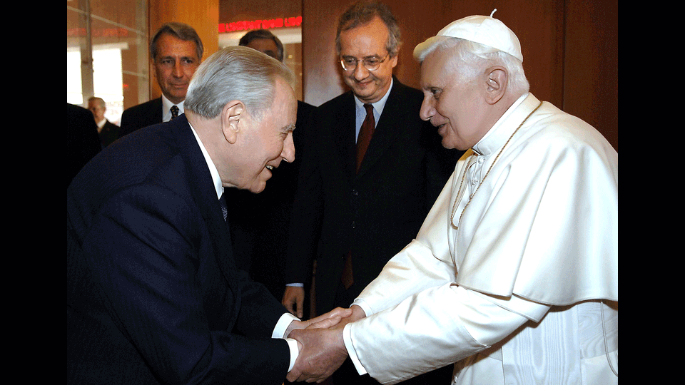 21 aprile 2006, il presidente Ciampi incontra Papa Benedetto XVI (Afp)&nbsp;