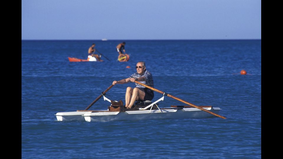 1997 Santa Severa, il ministro del Tesoro Carlo Azeglio Ciampi in vacanza, nella foto sul suo pattino (Agf)&nbsp;