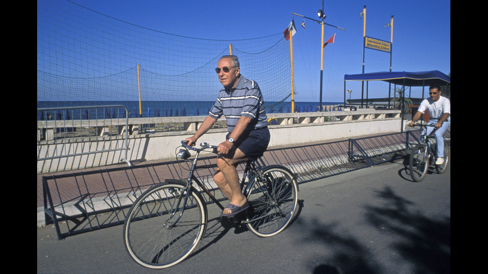 1997 Santa Severa, il ministro del Tesoro Carlo Azeglio Ciampi in bicicletta (Agf) &nbsp;
