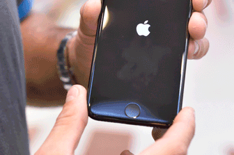 Milano in vendita il nuovo iPhone 7 (Agf)&nbsp;