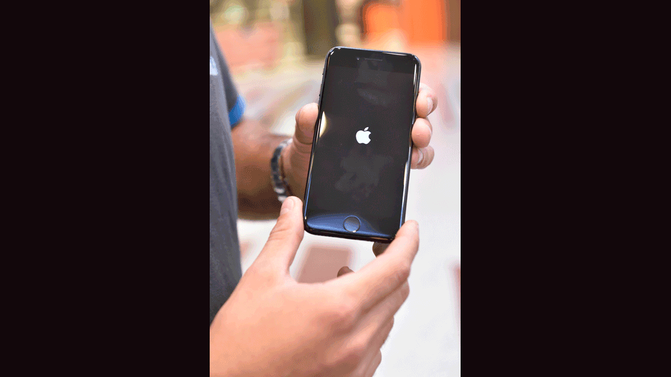 Il 7 settembre 2016 vengono presentati l'iPhone 7 e 7 Plus. E' il primo modello a essere resistente alla polvere e all'acqua. Il tasto home non &egrave; pi&ugrave; un tasto, ma si attiva con il solo riconoscimento tattile. La batteria ha una vita di due ore pi&ugrave; lunga rispetto alle versioni precedenti. La novit&agrave; pi&ugrave; discussa per&ograve; rimane l'introduzione delle cuffie bluetooth, che fanno sparire il filo che le collega all'apparecchio.