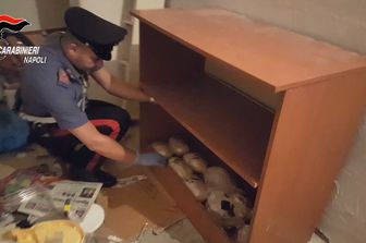 carabinieri scoperto deposito droga a napoli&nbsp;