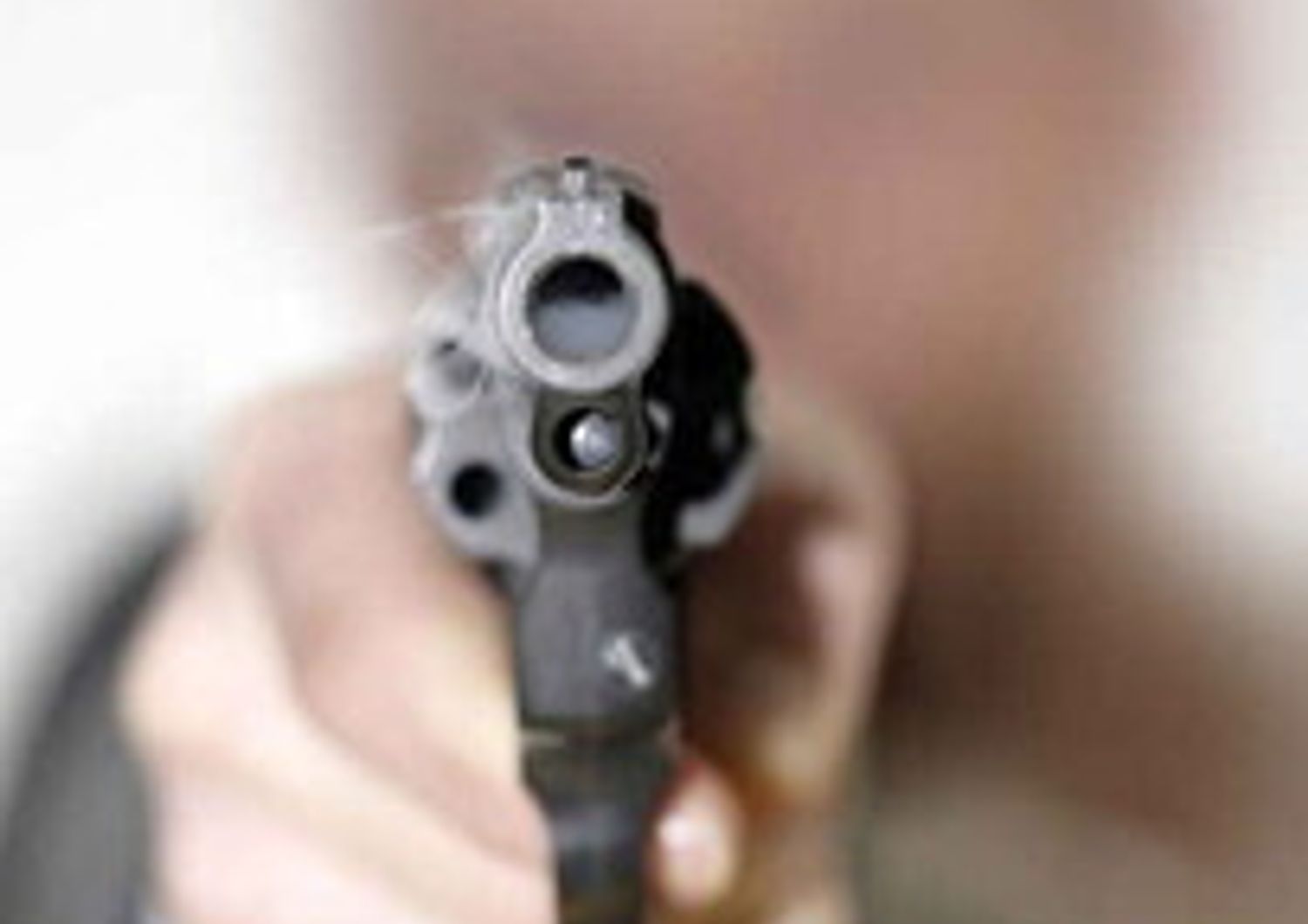 &nbsp; pistola sparo spari sparatoria (foto mediamanager)